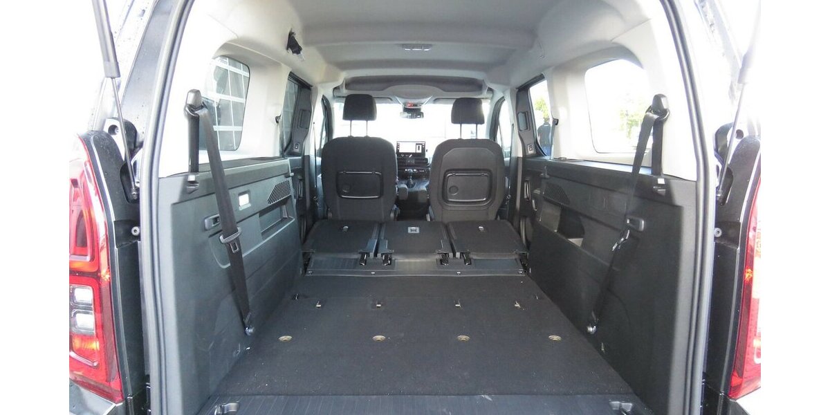 Fiat Doblo Maxi Kombi 130 AT / 7-Sitze + 10-Zoll Navi 10.280 km 27.965 &euro; Münchenbernsdorf 07589