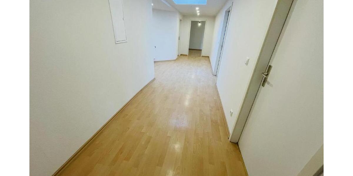 **Ihr neues Zuhause wartet: 4-Raum-Wohnung mit Komfort-Badezimmer und großzügigem Wohnambiente!** - Dachgeschoßwohnung Gera Alt-Bieblach | Angebot:26248804