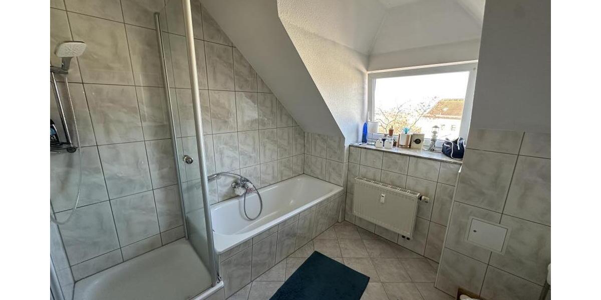 2 Raum DG-Wohnung - Bad mit Fenster, Wanne und Dusche - Dachgeschoßwohnung Gera Alt-Bieblach | Angebot:26233629