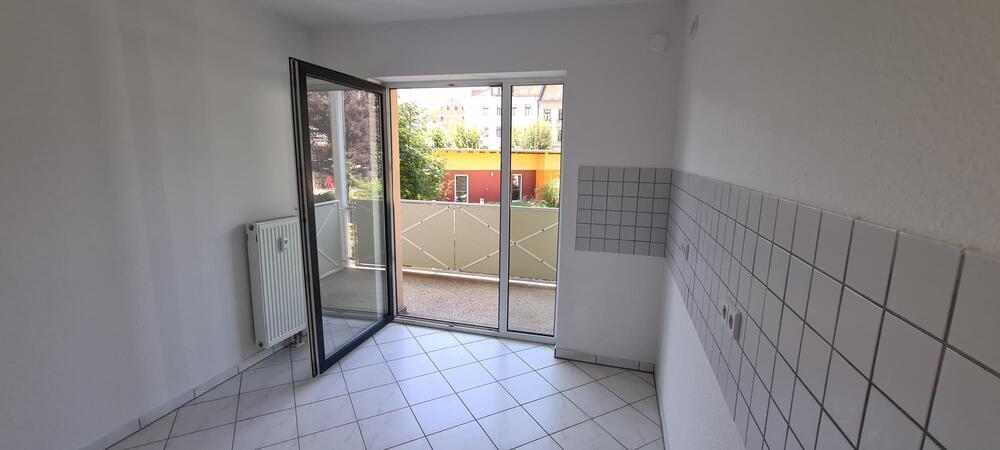 helle und kpl. sanierte ZweiZimmerwohnung im ruhigen grünen Umfeld
