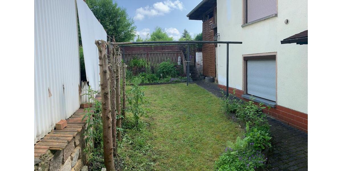 Reihenhaus Werdau - 9 Zimmer, 180 m&sup2;, 87.000&euro; | Angebot:25900449