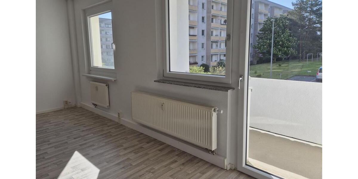 3-Raum-Wohnung mit Balkon im ersten Obergeschoss zu vermieten zimmer