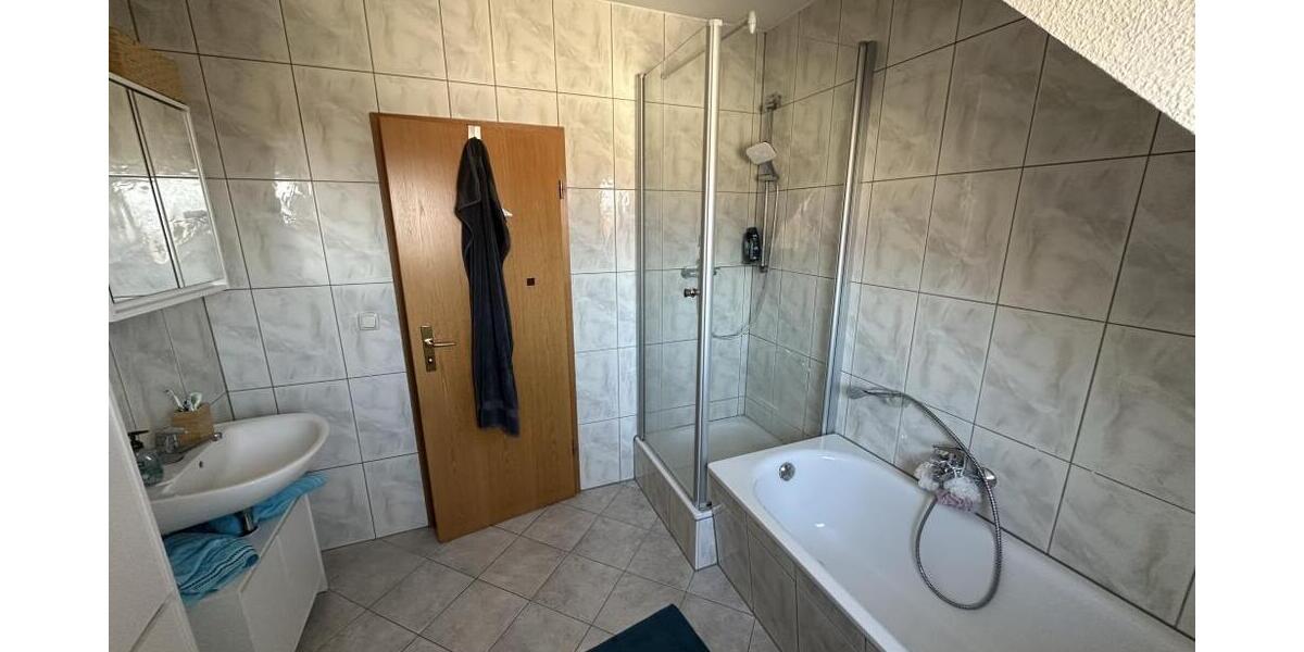2 Raum DG-Wohnung - Bad mit Fenster, Wanne und Dusche - Dachgeschoßwohnung Gera Alt-Bieblach | Angebot:26233629