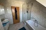 2 Raum DG-Wohnung - Bad mit Fenster, Wanne und Dusche - Dachgeschoßwohnung Gera Alt-Bieblach | Angebot:26233629