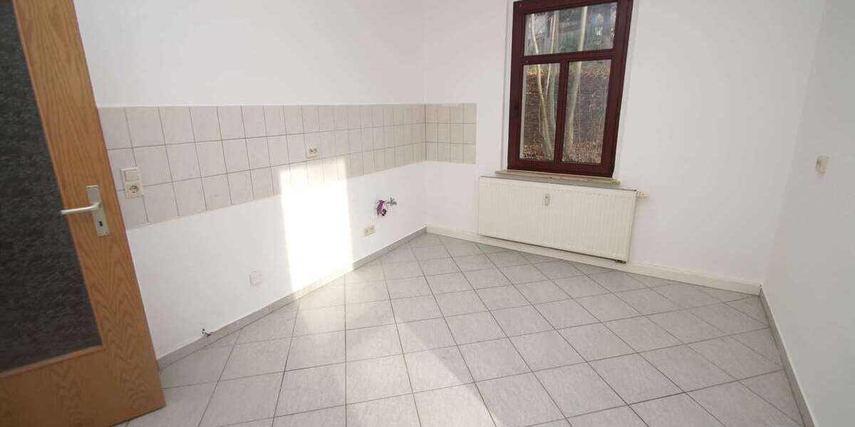2-Zimmer-Wohnung mit BALKON, große Küche, Badewanne - frisch renoviert 2 zimmer