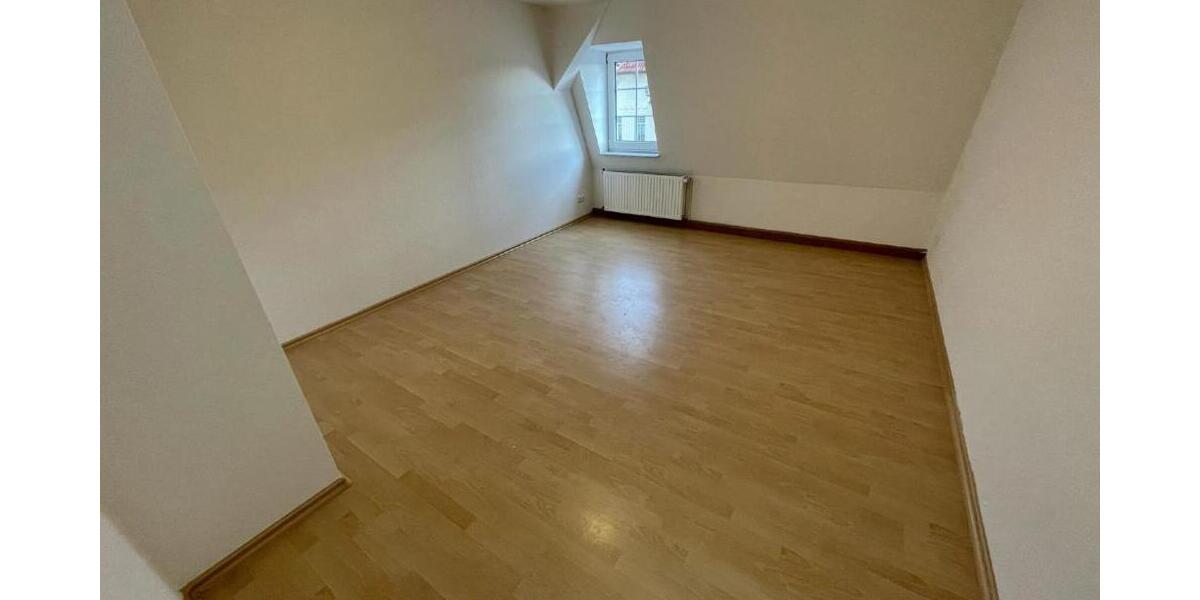 **Ihr neues Zuhause wartet: 4-Raum-Wohnung mit Komfort-Badezimmer und großzügigem Wohnambiente!** - Dachgeschoßwohnung Gera Alt-Bieblach | Angebot:26248804