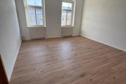 Frisch sanierte 4-Zimmer-Wohnung (100qm) mit Loggia + EBK 4 zimmer
