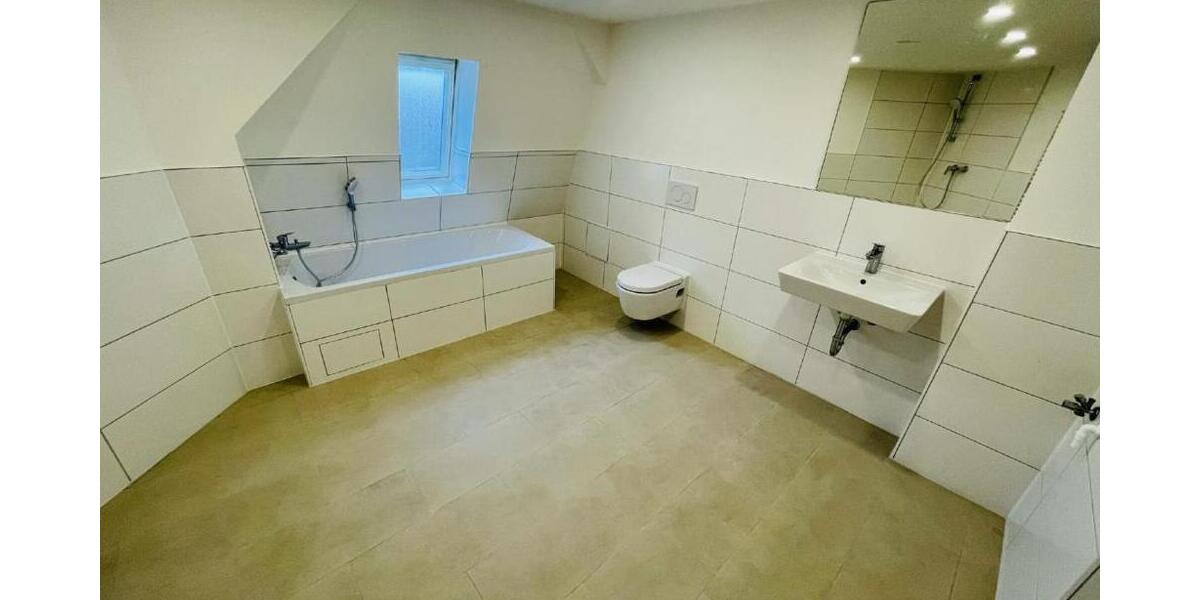 **Ihr neues Zuhause wartet: 4-Raum-Wohnung mit Komfort-Badezimmer und großzügigem Wohnambiente!** - Dachgeschoßwohnung Gera Alt-Bieblach | Angebot:26248804