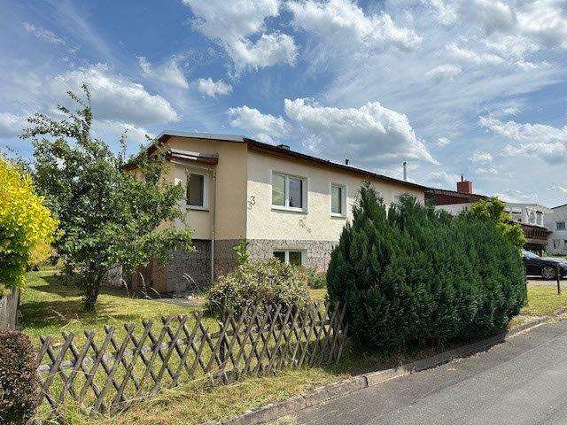 Wohnen auf einer Ebene - Großer sanierungbedürftiger Bungalow mit viel Potenzial - Einfamilienhaus Triptis | Angebot:24542218