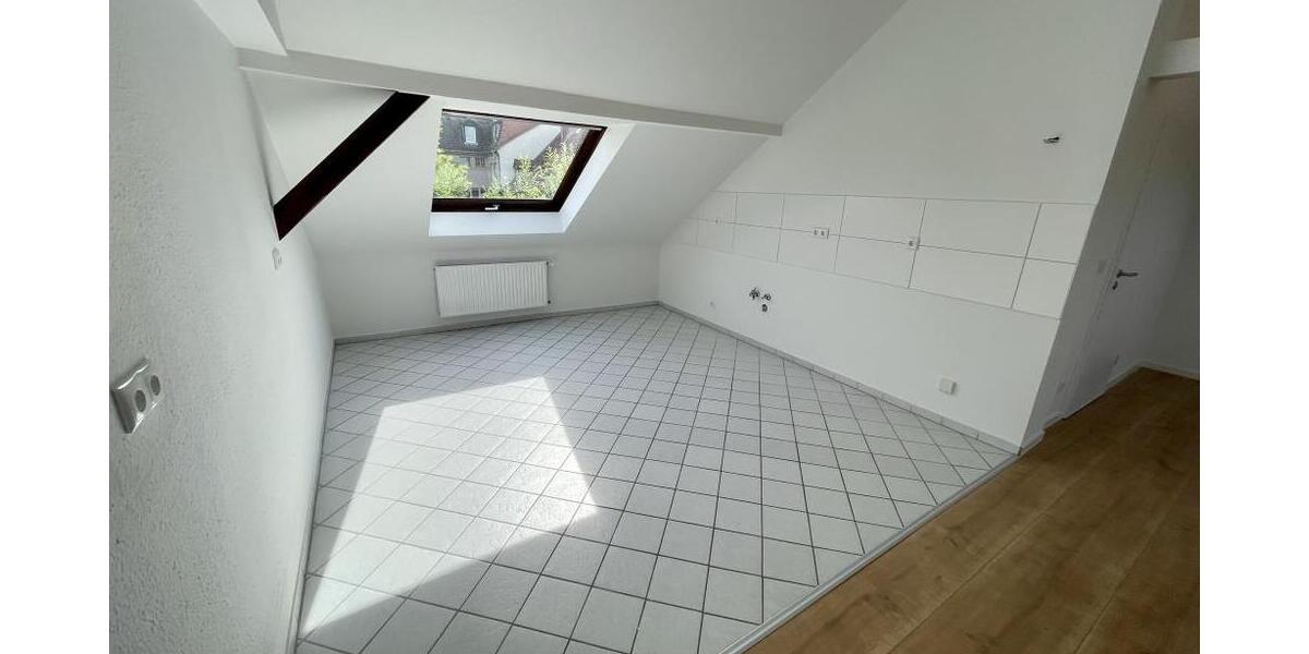 Mit Weitblick! 2,5 Raum DG Wohnung mit offener Küche im Wohnzimmer. Modernes Bad mit Wanne! - Dachgeschoßwohnung Gera Alt-Bieblach | Angebot:26248794