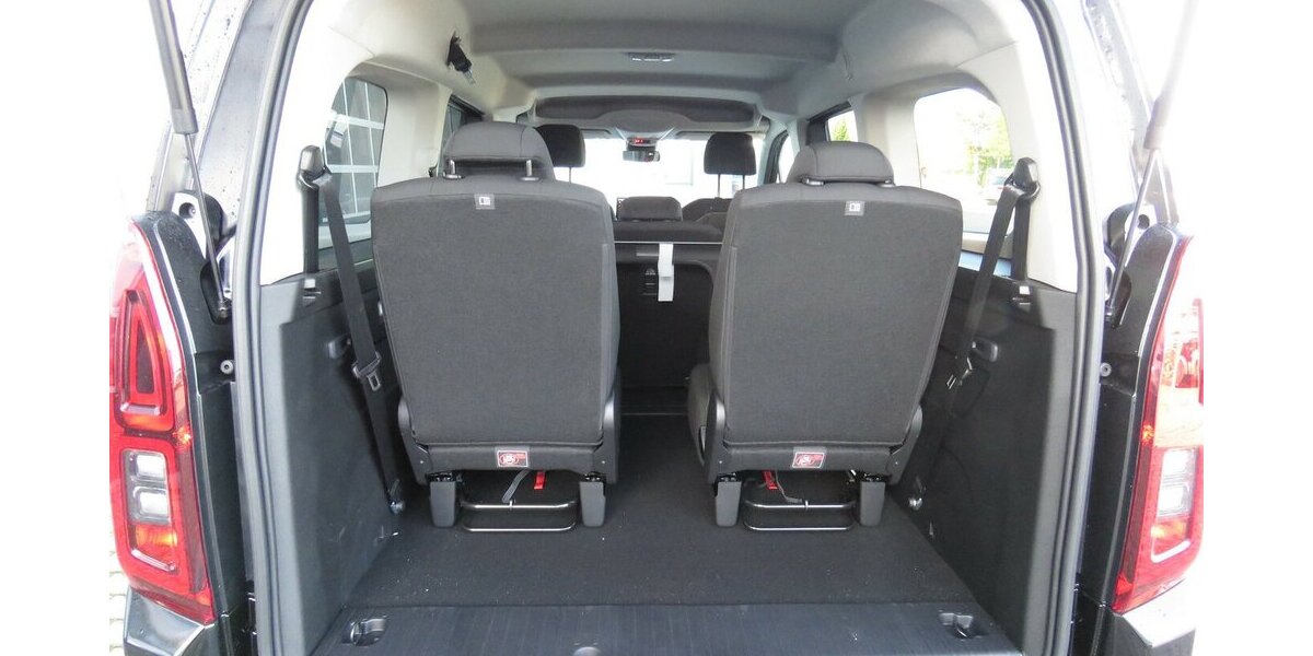 Fiat Doblo Maxi Kombi 130 AT / 7-Sitze + 10-Zoll Navi 10.280 km 27.965 &euro; Münchenbernsdorf 07589