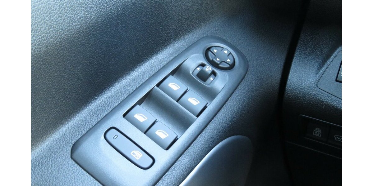 Fiat Doblo Maxi Kombi 130 AT / 7-Sitze + 10-Zoll Navi 10.280 km 27.965 &euro; Münchenbernsdorf 07589