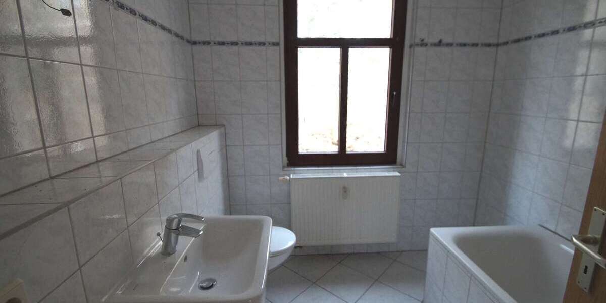 2-Zimmer-Wohnung mit BALKON, große Küche, Badewanne - frisch renoviert 2 zimmer
