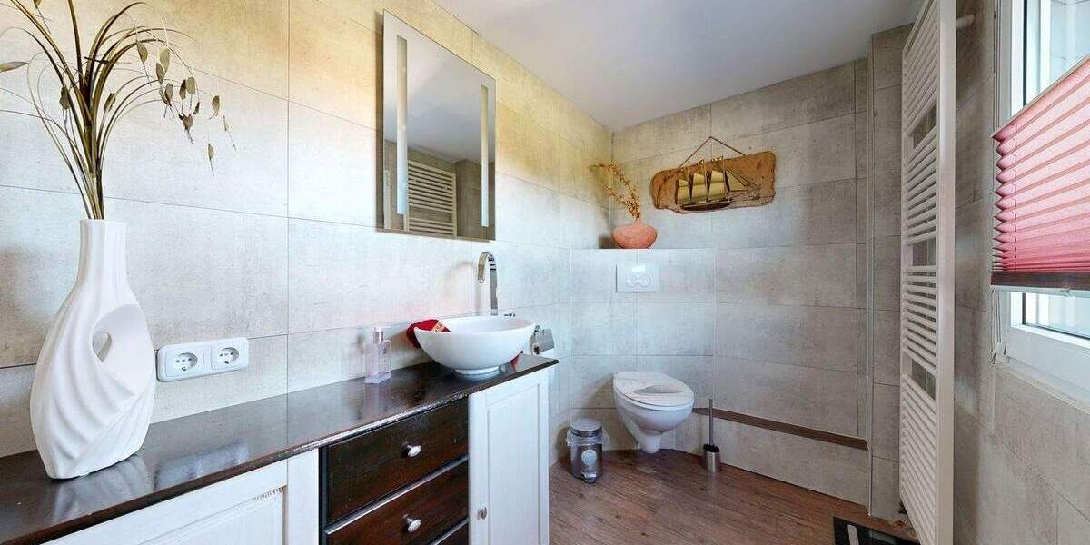 Modernisierte Doppelhaushälfte mit großem Garten, Terrasse & Photovoltaik in Zeitz 3 zimmer