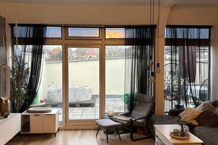 Wunderschöne helle Dachgeschoßwhg. mit großer Terrasse 2 zimmer