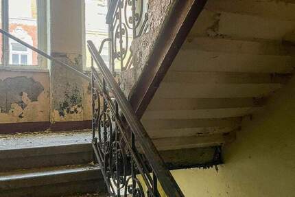 Stadtteilprägendes, großes Eckhaus zur Sanierung 4 zimmer