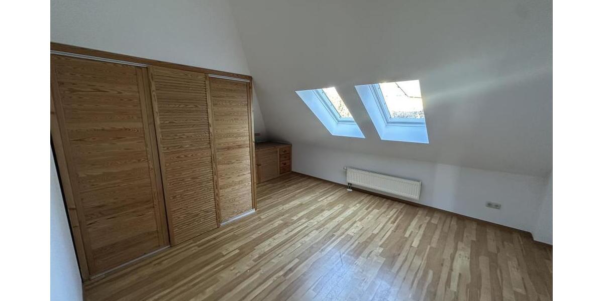 Sehr helle 2 Raum-Whg. mit Ausblick über die Stadt und Garage und *Bungalow auf dem Grundstück - Dachgeschoßwohnung Gera Ostviertel | Angebot:26334867