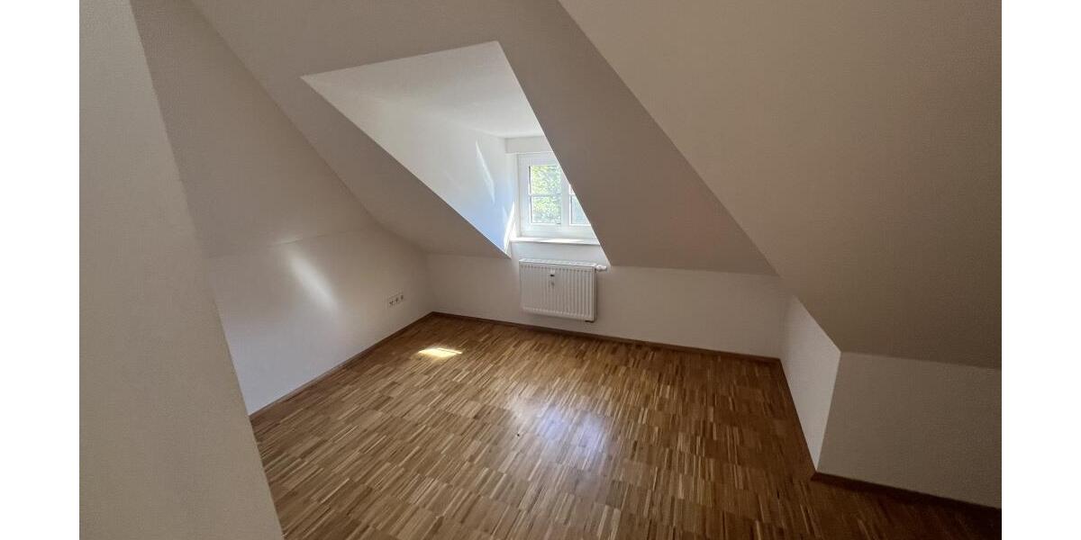 Wohnen mal anders! Imposante Dachgeschosswohnung mit Balkon und Aufzug! - Etagenwohnung Gera | Angebot:26131791