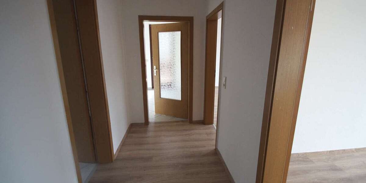 2-Zimmer-Wohnung mit BALKON, große Küche, Badewanne - frisch renoviert 2 zimmer