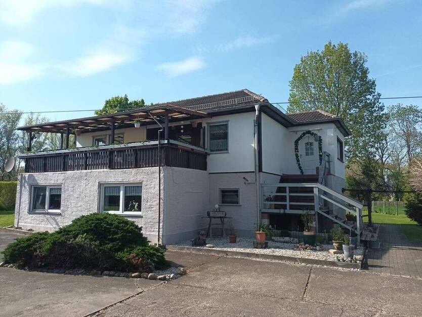 Idyllisches Einfamilienhaus mit Gartenhaus auf großzügigem Grundstück