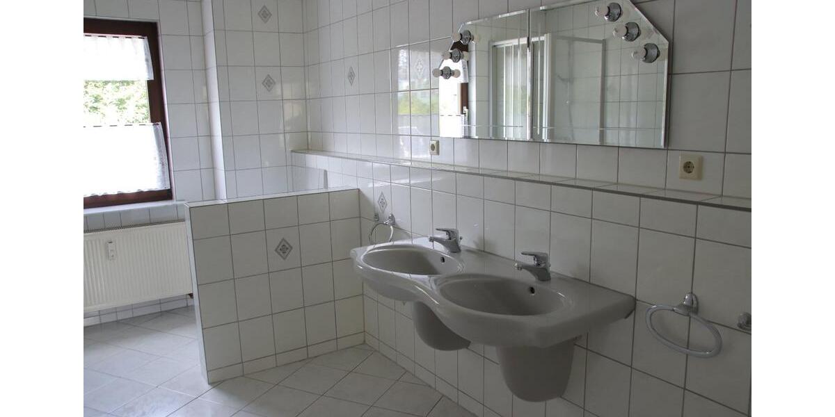 Doppelhaushälfte Crimmitschau - 12 Zimmer, 170 m&sup2;, 125.000&euro; | Angebot:26041621