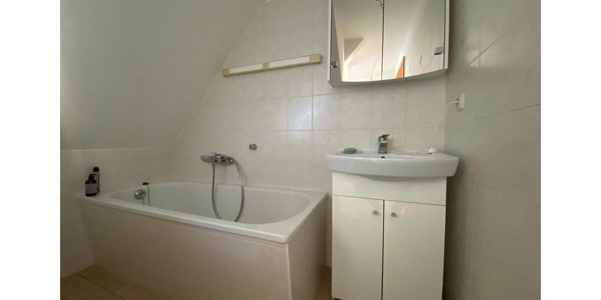 Dachgeschoßwohnung Elsteraue - 3 Zimmer, 46 m&sup2;, 330&euro; | Angebot:25538323