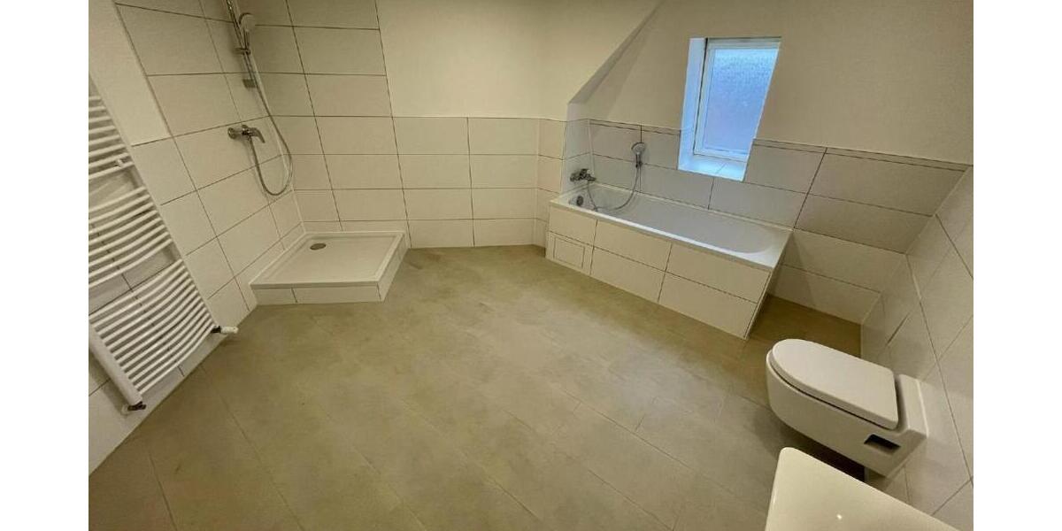 **Ihr neues Zuhause wartet: 4-Raum-Wohnung mit Komfort-Badezimmer und großzügigem Wohnambiente!** - Dachgeschoßwohnung Gera Alt-Bieblach | Angebot:26248804