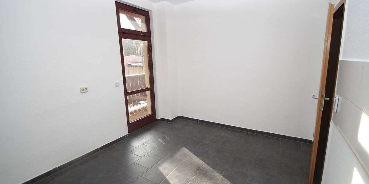 2-Zimmer-Wohnung mit BALKON, große Küche, Badewanne - frisch renoviert 2 zimmer