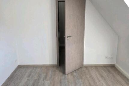 Kernsanierte 2 R DG- Wohnung 2 zimmer