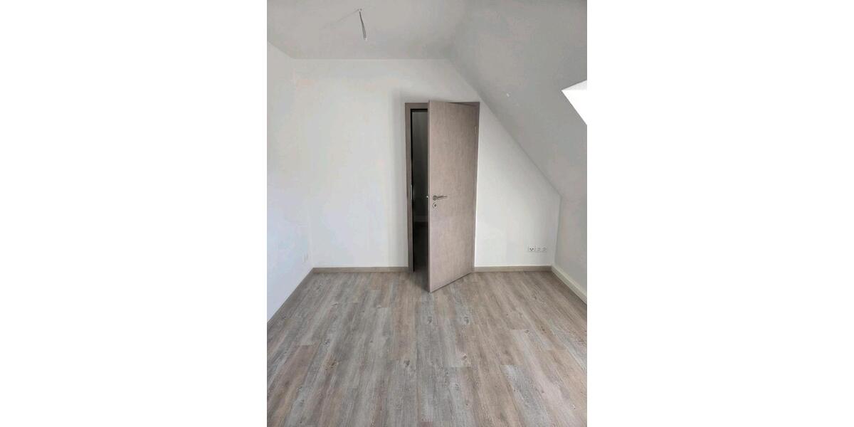 Kernsanierte 2 R DG- Wohnung 2 zimmer