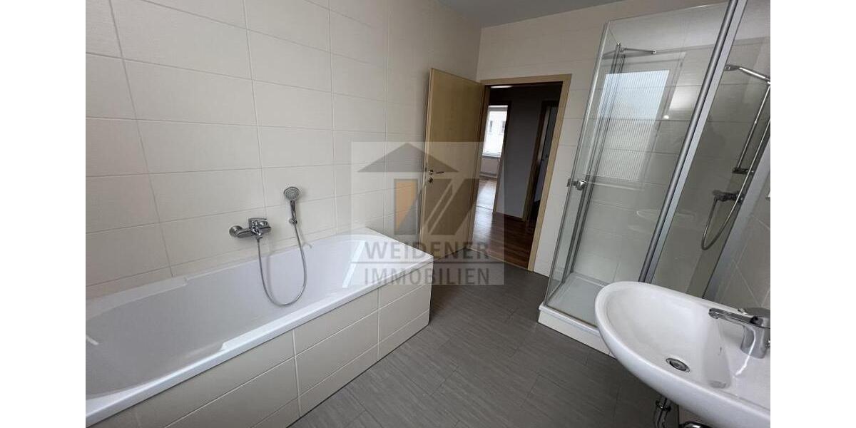 Moderne 3 Raum-Wohnung mit stylischem Bad mit Fenster, Dusche und Wanne. 3 zimmer