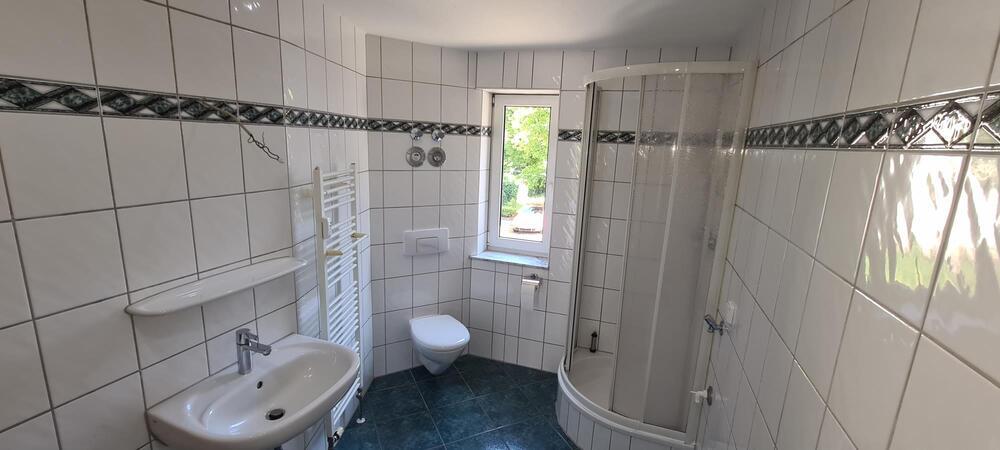 helle und kpl. sanierte ZweiZimmerwohnung im ruhigen grünen Umfeld