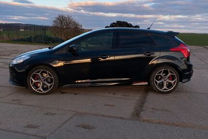 Ford Focus 140.595 km 10.950 € Werdau 08412