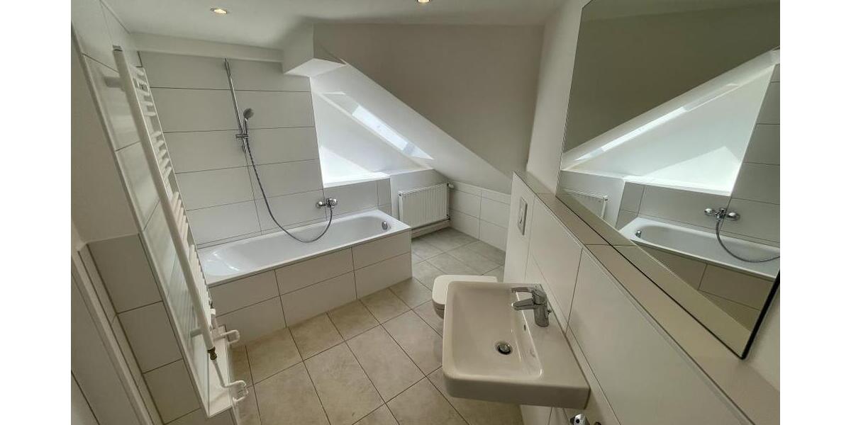 Mit Weitblick! 2,5 Raum DG Wohnung mit offener Küche im Wohnzimmer. Modernes Bad mit Wanne! - Dachgeschoßwohnung Gera Alt-Bieblach | Angebot:26248794