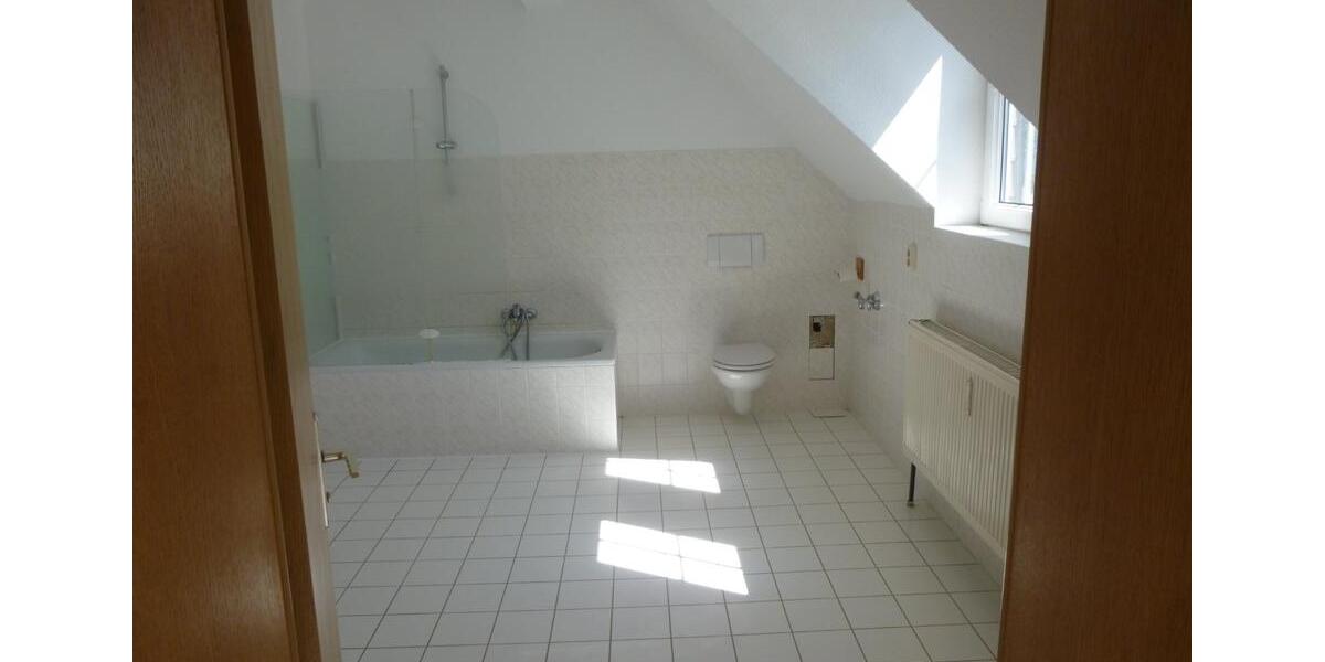 Dachgeschoßwohnung Teuchern - 2.5 Zimmer, 64 m&sup2;, 288&euro; | Angebot:24344621