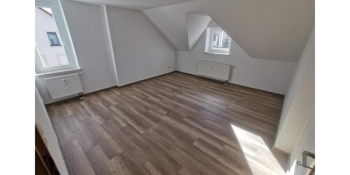 Dachgeschoßwohnung Fraureuth - 3 Zimmer, 60 m&sup2;, 330&euro; | Angebot:26461425