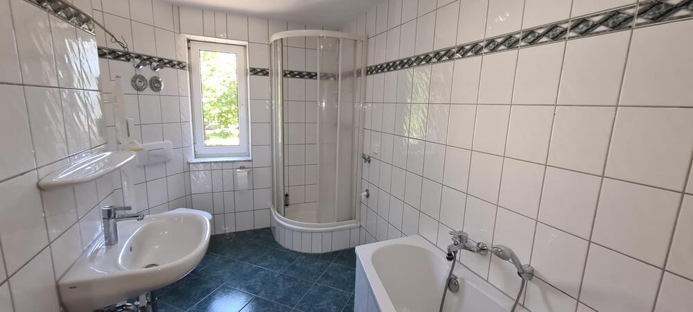 helle und kpl. sanierte ZweiZimmerwohnung im ruhigen grünen Umfeld