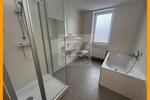 Moderne 3 Raum-Wohnung mit stylischem Bad mit Fenster, Dusche und Wanne. 3 zimmer