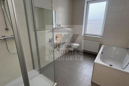Moderne 3 Raum-Wohnung mit stylischem Bad mit Fenster, Dusche und Wanne. zimmer