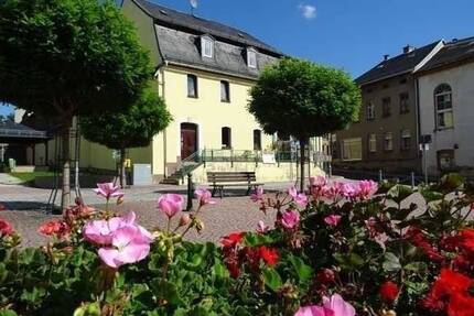Großzügiges, vermietetes Wohn- und Geschäftshaus in zentraler Lage von Auma zu verkaufen