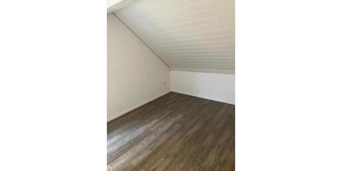 Dachgeschoßwohnung Triptis - 3 Zimmer, 72 m&sup2;, 490&euro; | Angebot:24712626