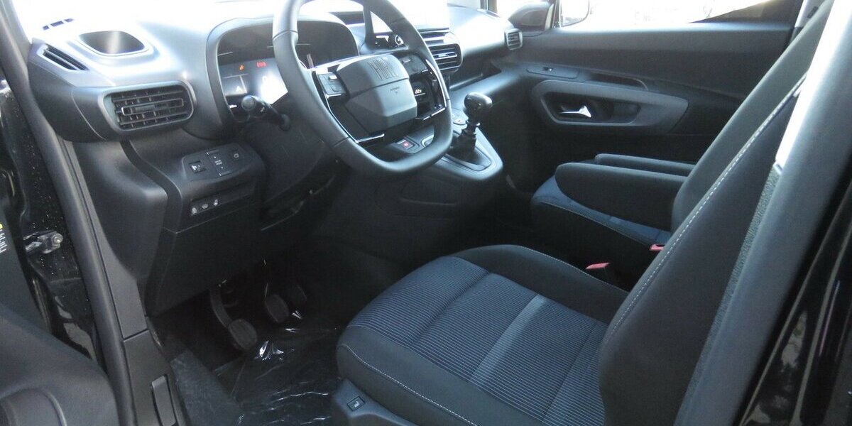 Fiat Doblo Maxi Kombi 130 AT / 7-Sitze + 10-Zoll Navi 10.280 km 27.965 &euro; Münchenbernsdorf 07589