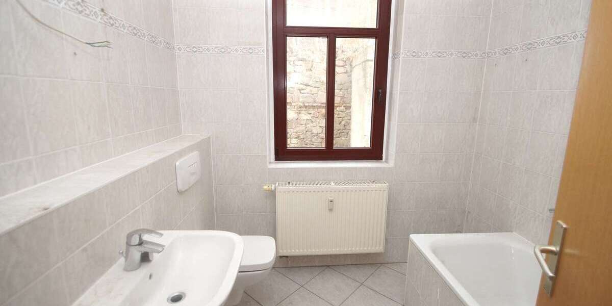 2-Zimmer-Wohnung mit BALKON, große Küche, Badewanne - frisch renoviert 2 zimmer