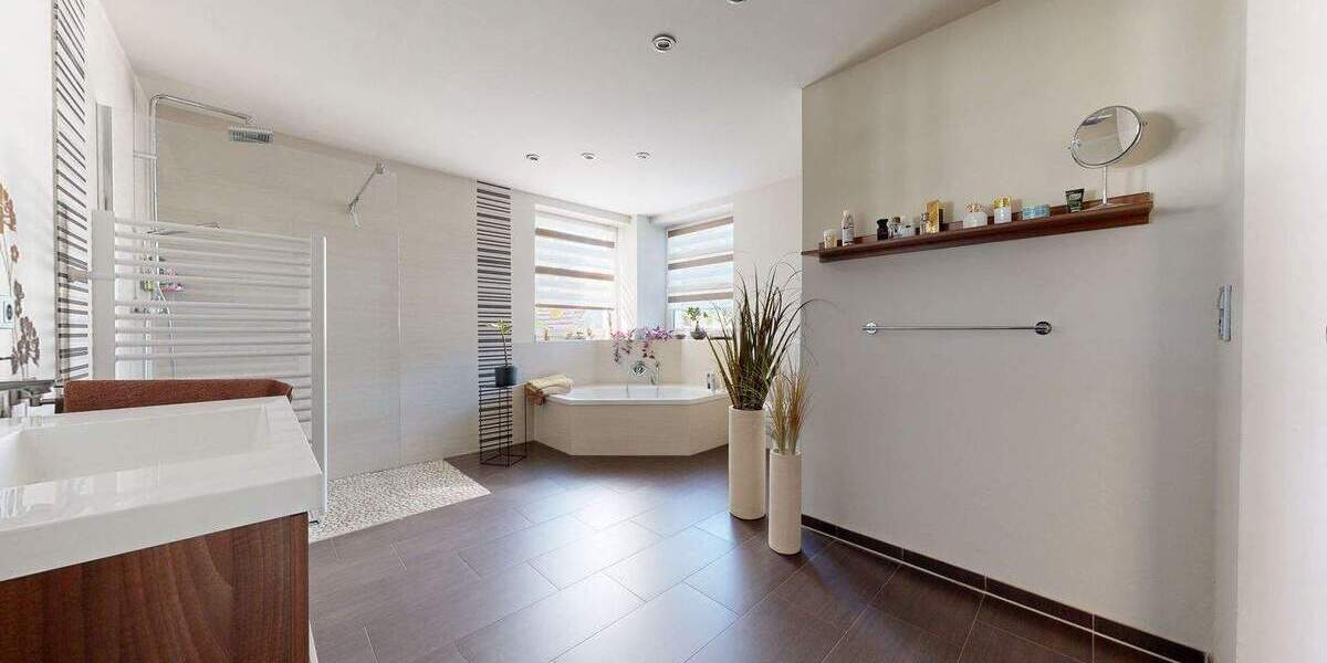 Modernisierte Doppelhaushälfte mit großem Garten, Terrasse & Photovoltaik in Zeitz 3 zimmer