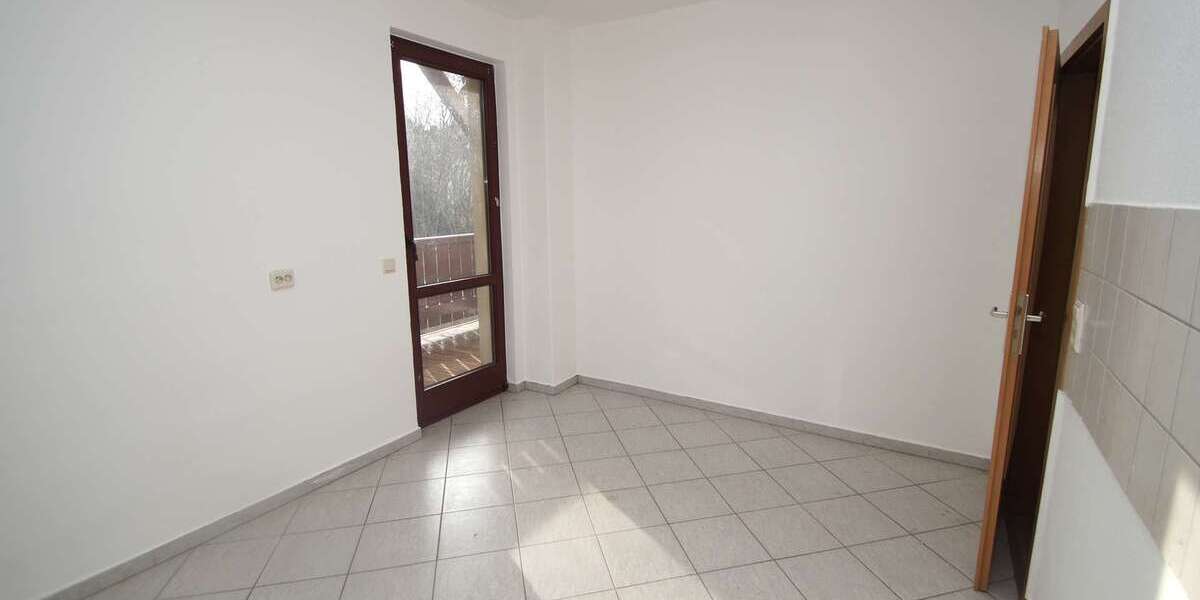 2-Zimmer-Wohnung mit BALKON, große Küche, Badewanne - frisch renoviert 2 zimmer