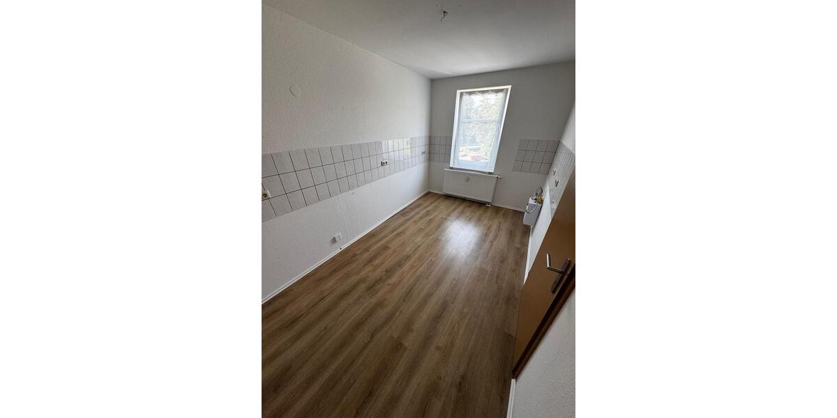 Etagenwohnung Crimmitschau - 4 Zimmer, 100 m&sup2;, 520&euro; | Angebot:24469695
