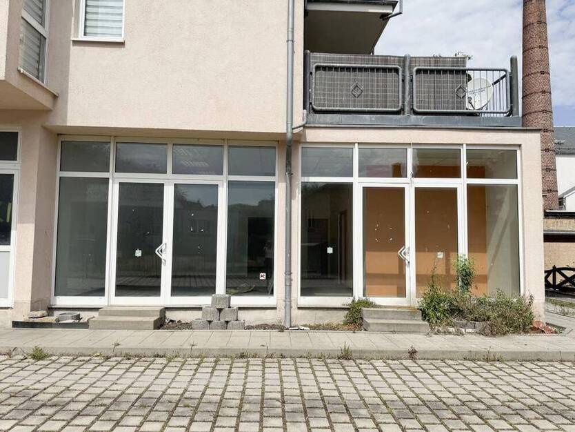 Gewerbeeinheit im Erdgeschoss mit 2 Zimmern und 2 Stellplätzen