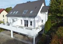 Architektonisch moderne DHH mit Fernblick - zu Fuß zum Klinikum!