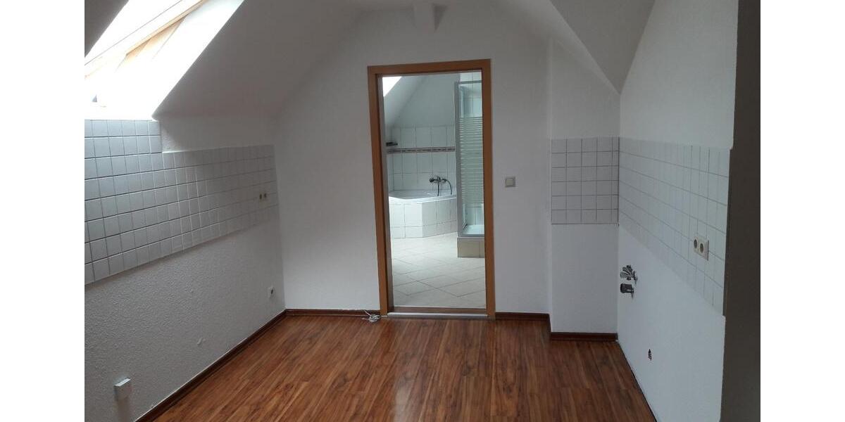 Dachgeschoßwohnung Gera - 3 Zimmer, 100 m&sup2;, 660&euro; | Angebot:26460381