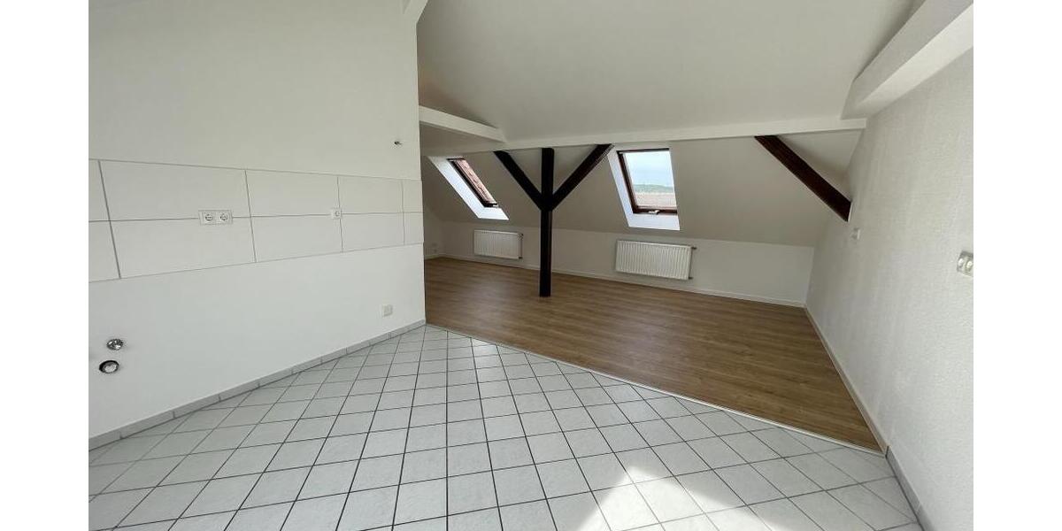 Mit Weitblick! 2,5 Raum DG Wohnung mit offener Küche im Wohnzimmer. Modernes Bad mit Wanne! - Dachgeschoßwohnung Gera Alt-Bieblach | Angebot:26248794